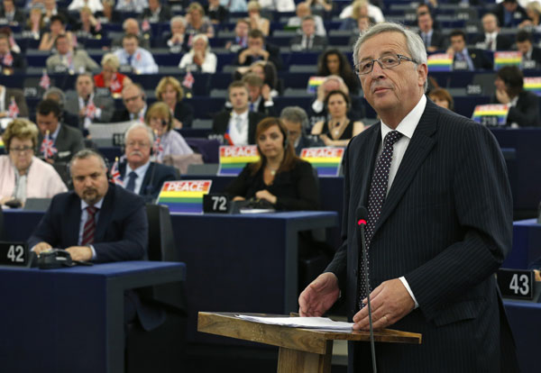 EU's Juncker wins approval with 'grand coalition' program