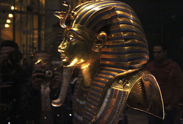 Egypt museum admits King Tut's beard broke off