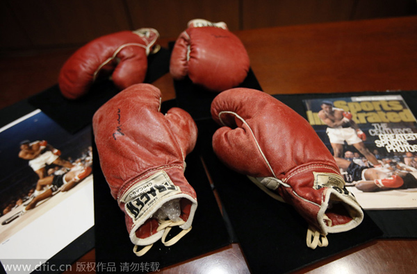 Ali, Liston gloves, Shoeless Joe photo fetch $1.1M in NYC