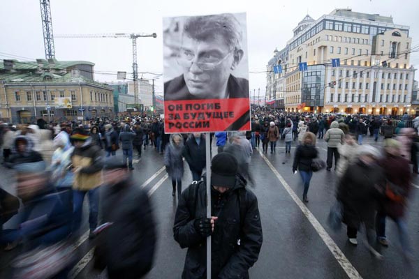 Thousands march in Russia to mourn opposition leader Nemtsov