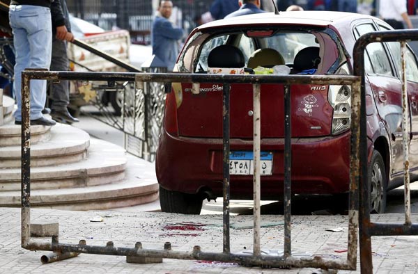 Bomb near top Cairo court house kills 2, wounds 9