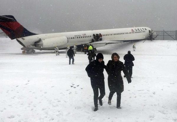 Plane skids off LaGuardia runway during snowstorm in NYC