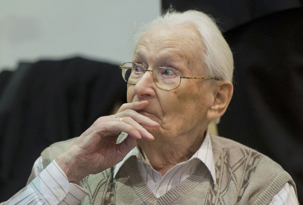 Auschwitz bookkeeper goes on trial in Germany