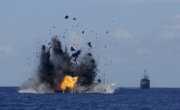 Indonesia sinks 41 foreign boats to warn against poaching