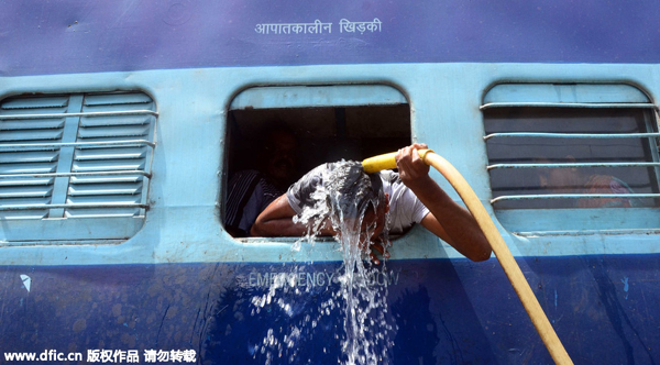 Death toll from heat wave in India nears 800