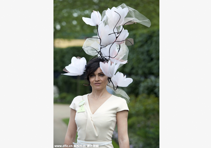 Race-goers get ahead with hats