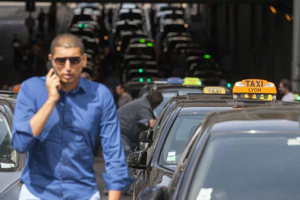 France cracks down on Uber after taxi driver protests