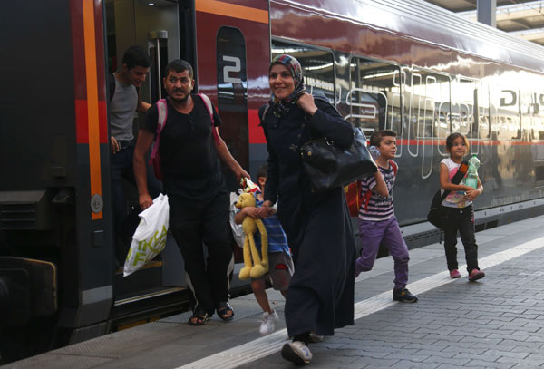 Migrant trains reach Germany as EU asylum system creaks