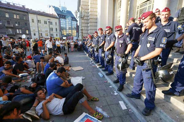 Migrant chaos at Budapest train station