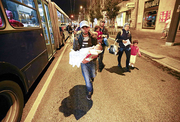 Refugees on buses in Hungary; Austria, Germany to take them