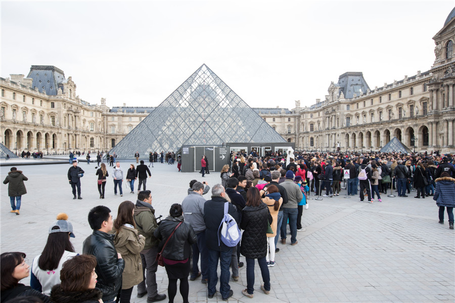 Landmarks of Paris reopen for tourists after terrorist attacks