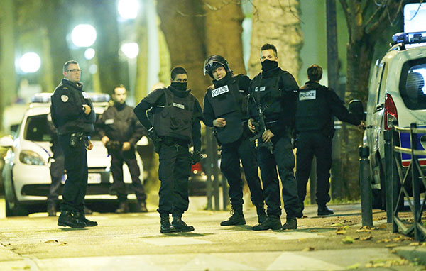 Gunfire in north Paris as police hunt shooting suspect