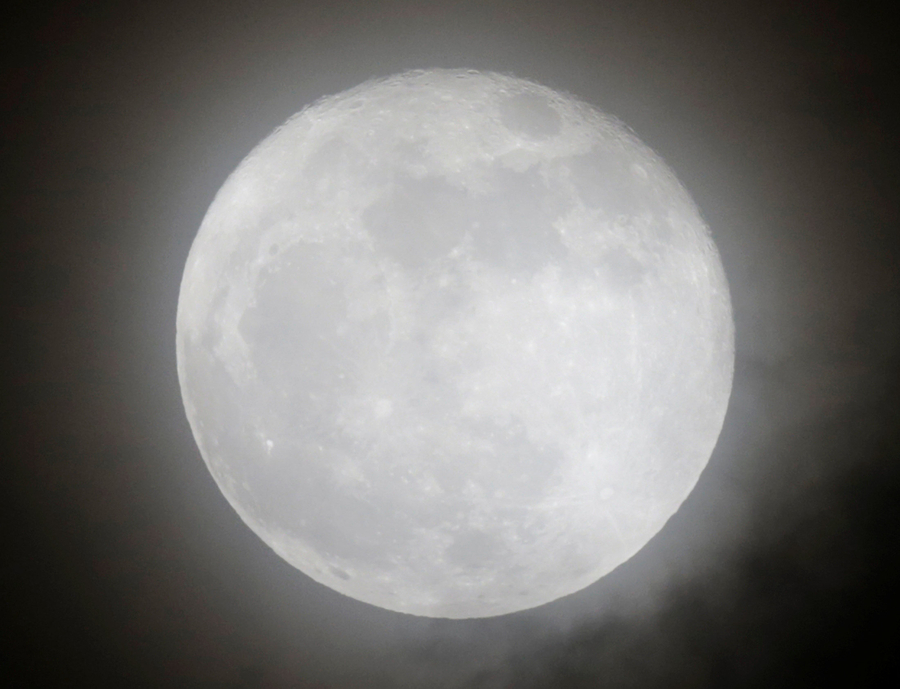 Super moon lights up skies around world