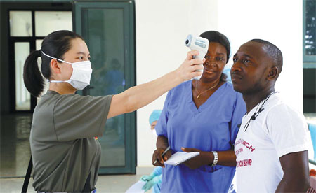 Chinese help build center to fight Ebola
