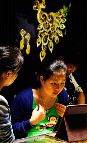 HK gold retailers swamped by mainland buyers
