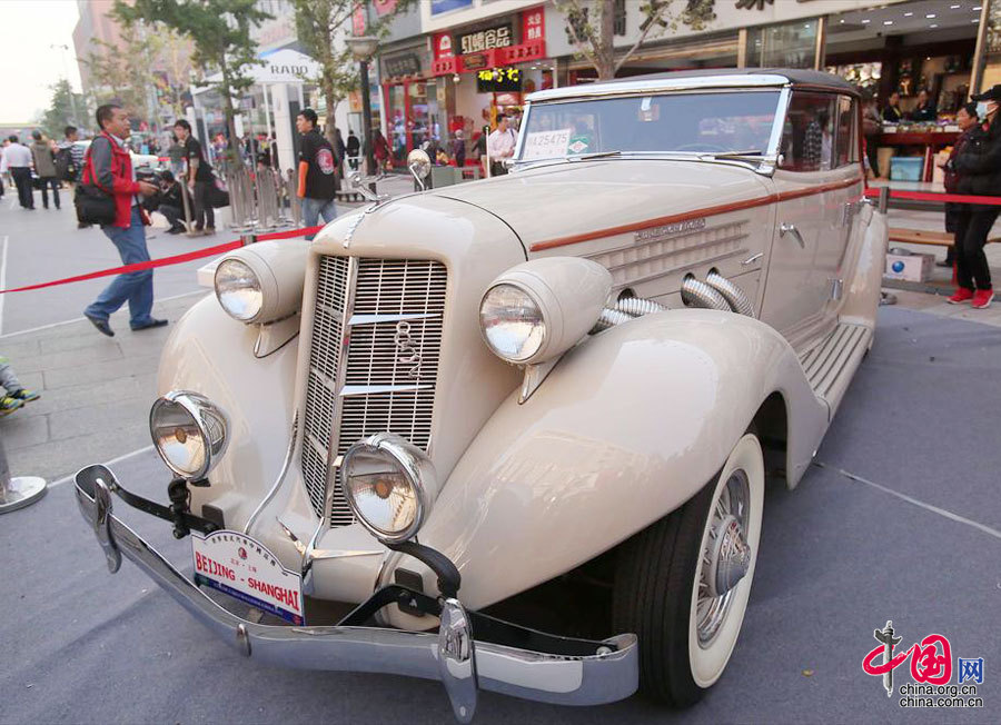 Vintage cars gather in downtown Beijing