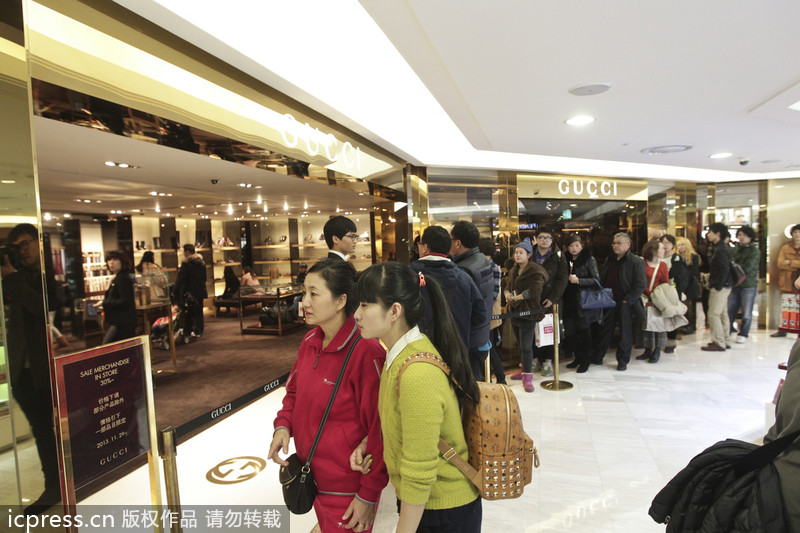 Chinese flock to Korean shopping malls