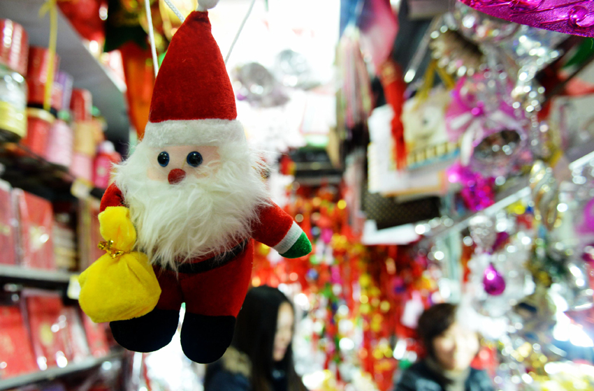 Christmas sales attract customers in China