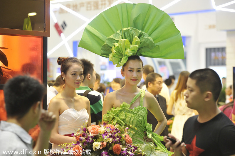 Cartoons and costumes at Chongqing home fair