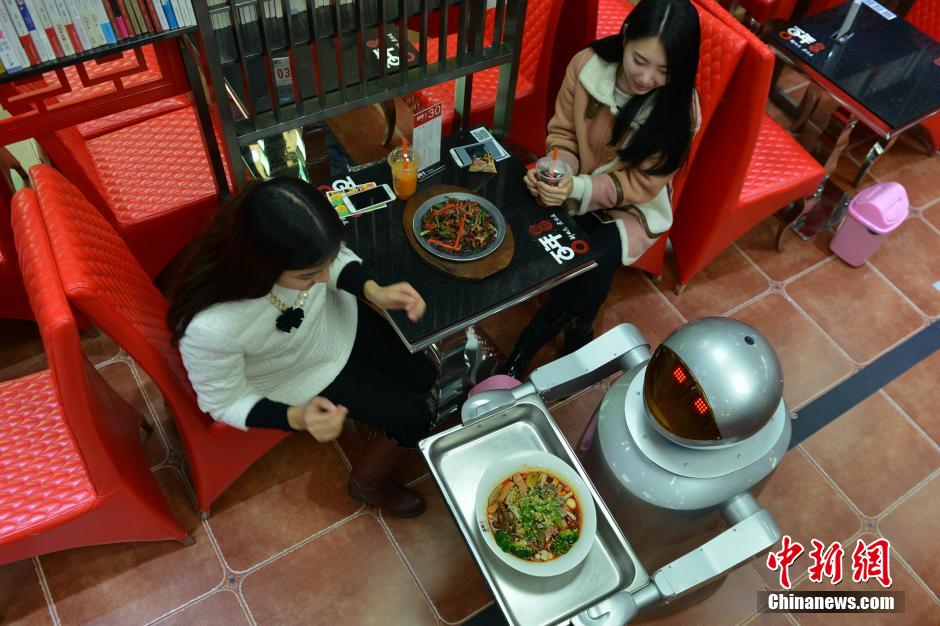 Robot-themed restaurant attracts curious customers