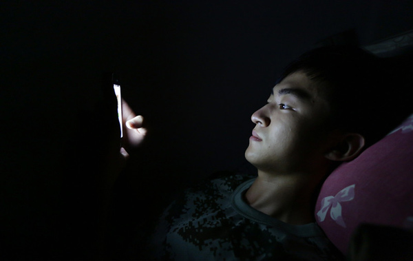 Top 8 symptoms of being a smartphone addict
