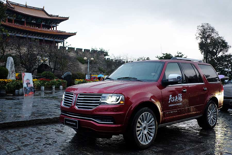 Lincoln Navigator SUV crosses Yunnan