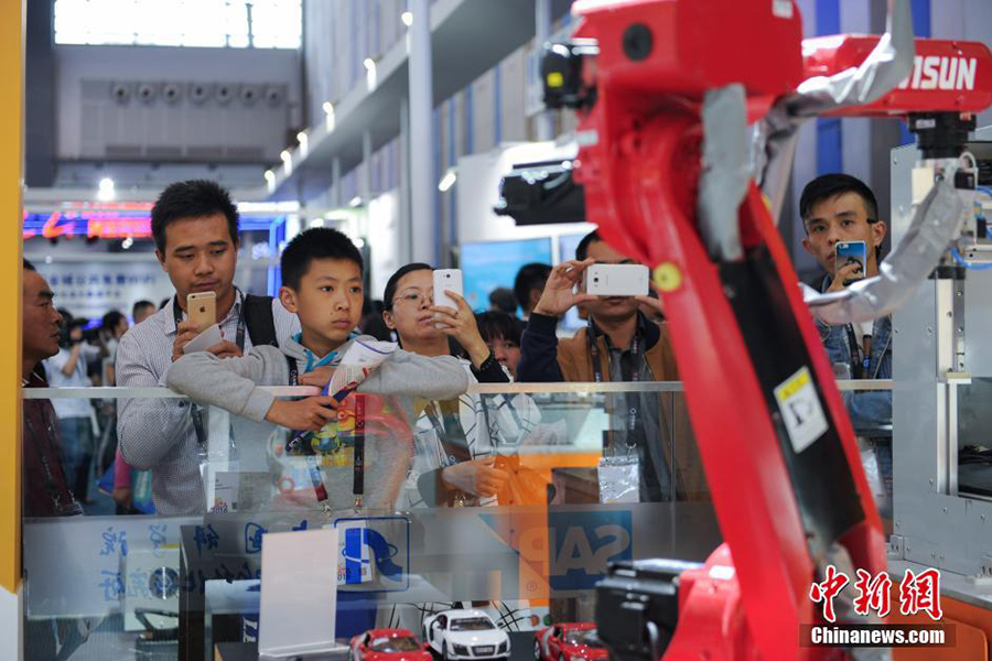 VR, robots, mini drones: Highlights of big data expo in Guiyang