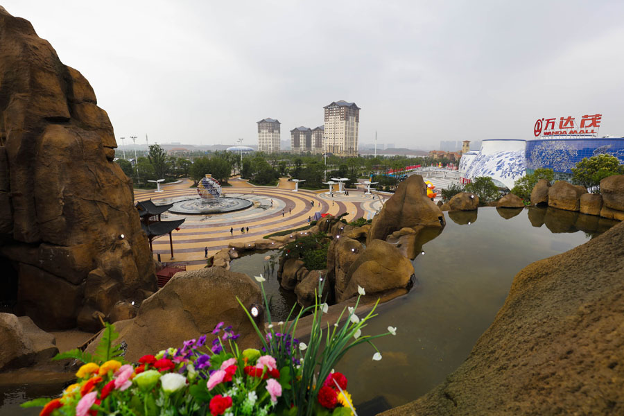 Wanda opens theme park to rival Disney