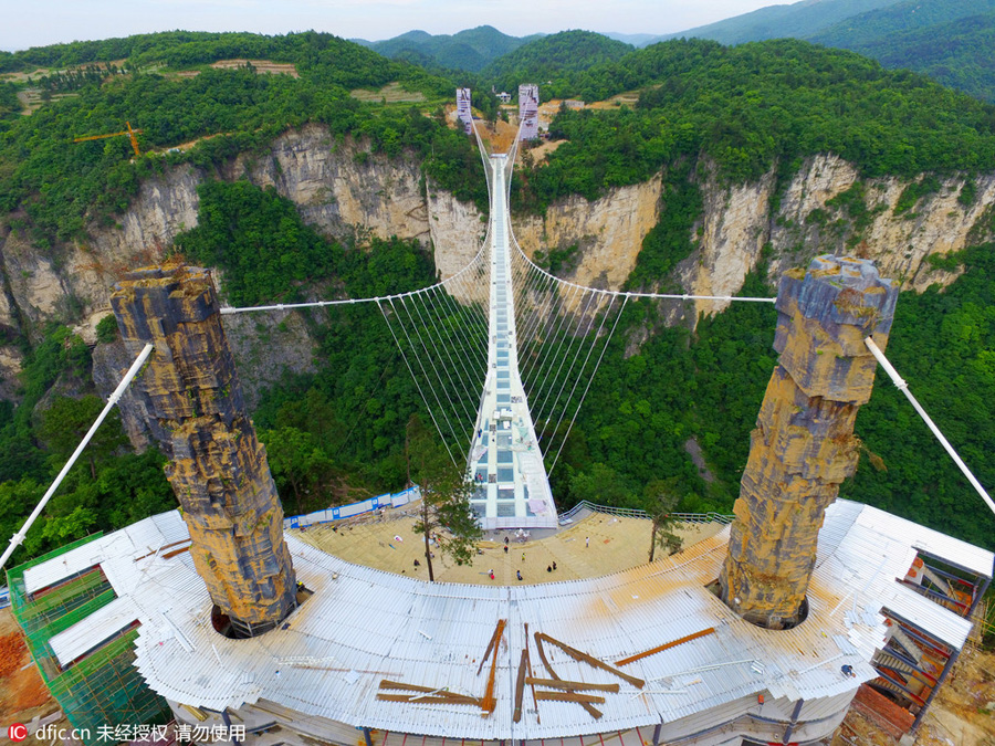 World's longest glass-bottomed bridge takes shape in Hunan