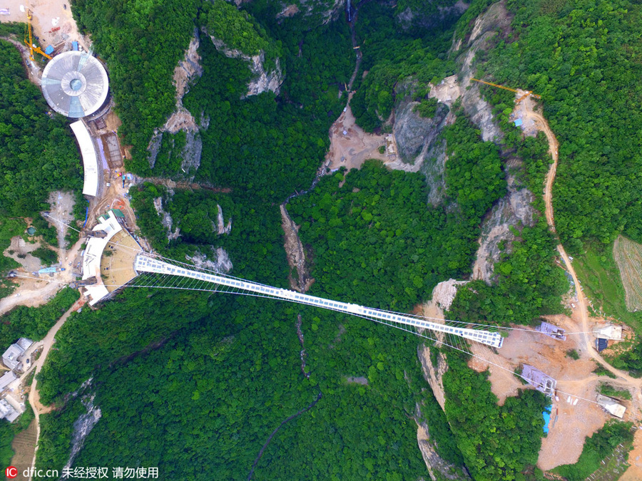 World's longest glass-bottomed bridge takes shape in Hunan