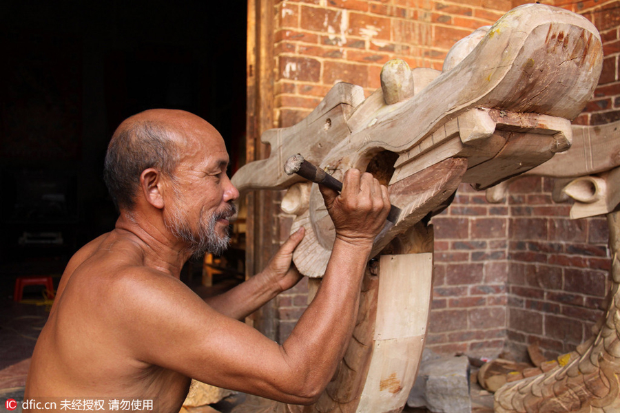 Elderly man carries on 1,000-year old dragon boat craft