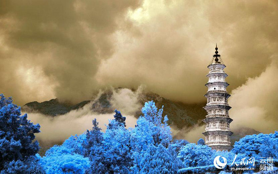 Iconic pagodas turn into a dreamland in infrared photos