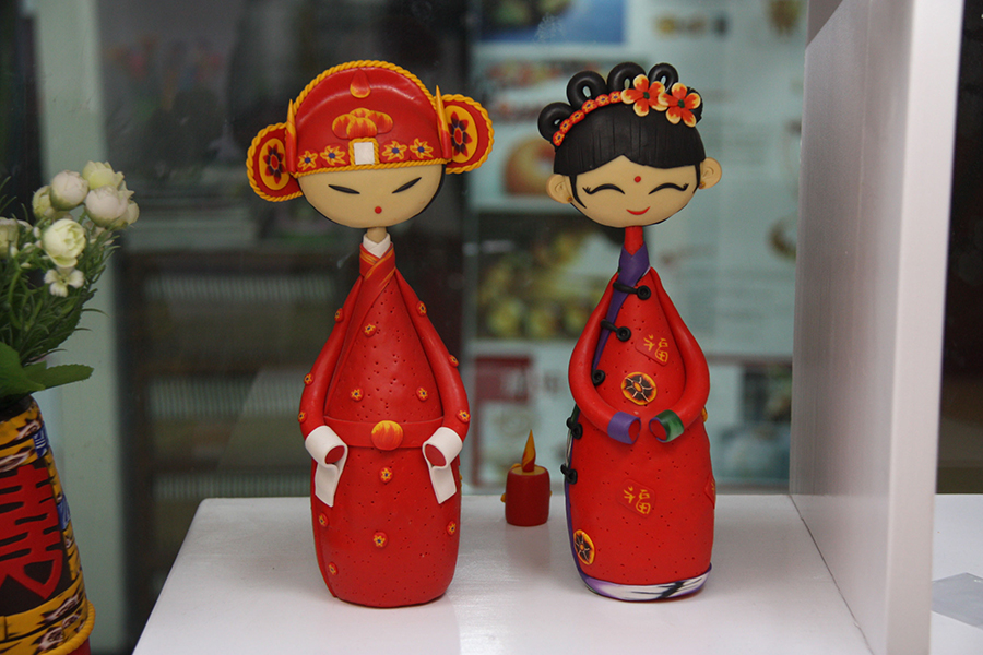 Dough figurine artist creates mini-mes for loving couples at Qixi festival