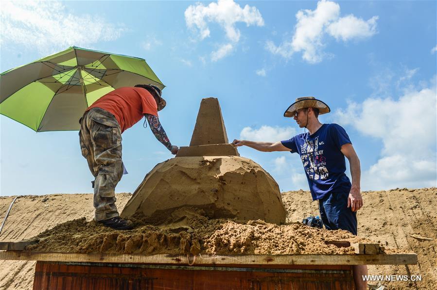 Artists build sand sculptures to greet upcoming G20 Summit