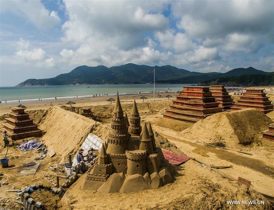 Artists build sand sculptures to greet upcoming G20 Summit
