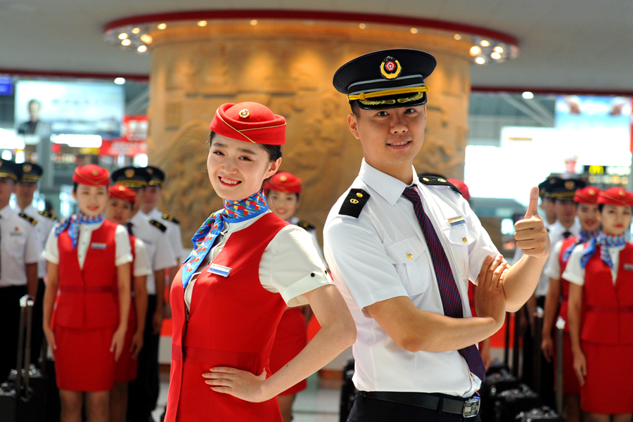 Bullet train attendants strut new look in Xi'an