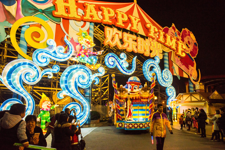 Lantern show illuminates Shanghai Happy Valley