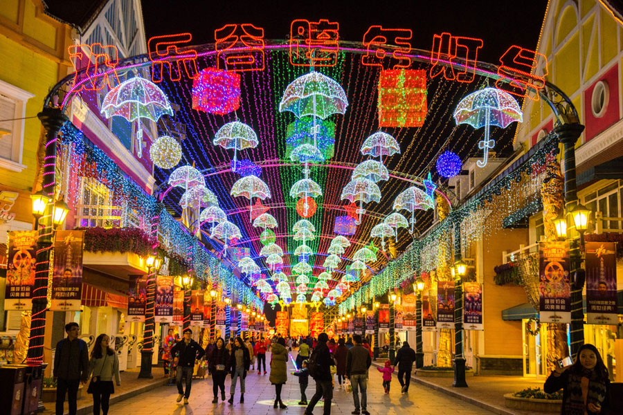 Lantern show illuminates Shanghai Happy Valley