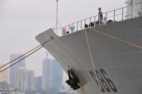 Chinese warships visit Vietnam