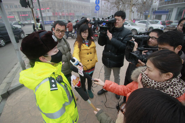 Traffic police don masks to arrest China's smog