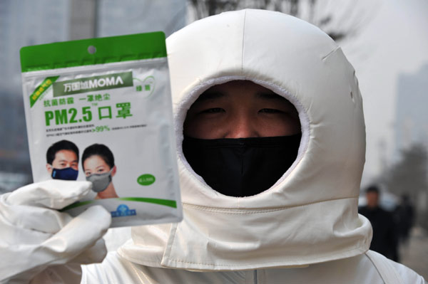 'Astronauts' hand out free masks in N China