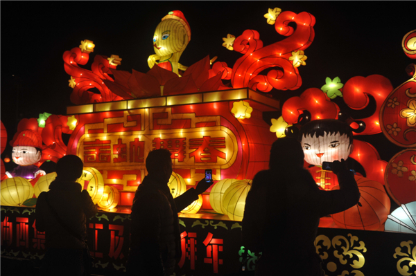 Lanterns decorated in E China to greet Spring Festival