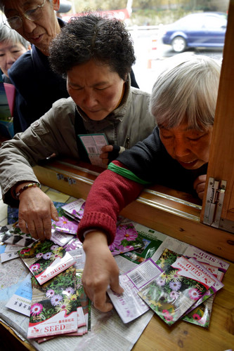 Free seeds given out in E China