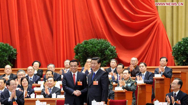 Xi Jinping shakes hands with Li Keqiang