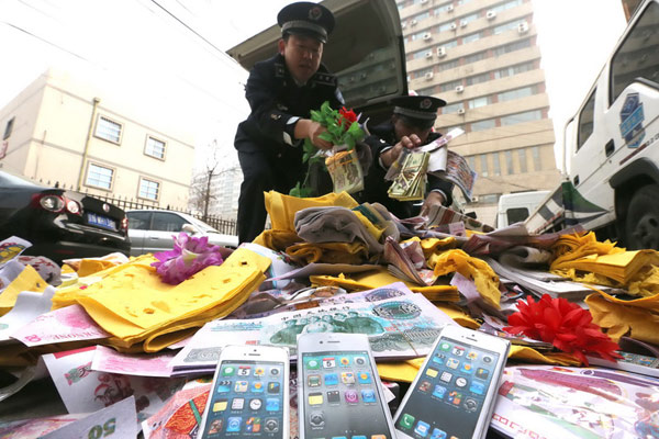 Paper-made iPhone5 models sold for festival use
