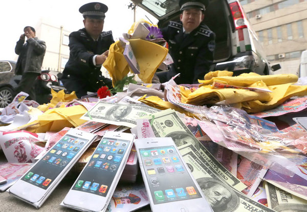 Paper-made iPhone5 models sold for festival use