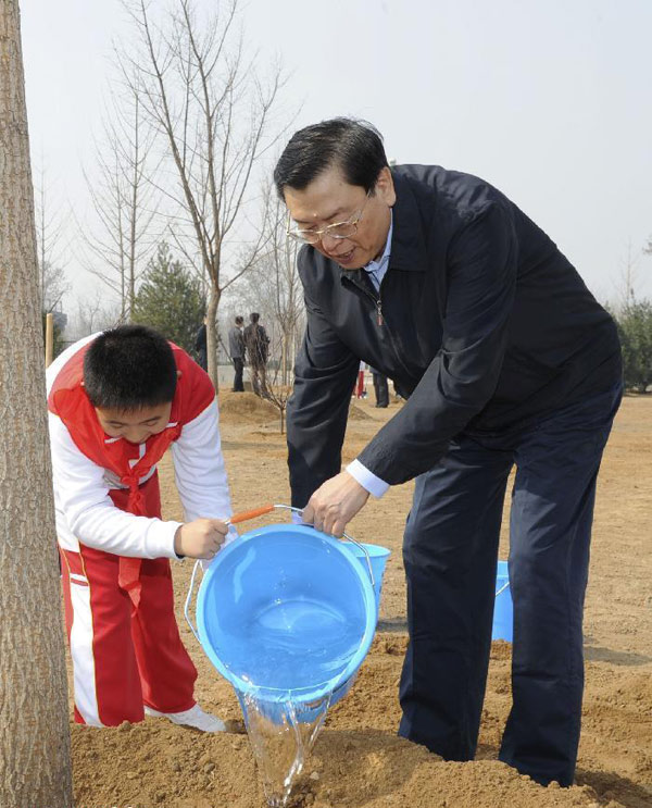 Top leaders join in tree planting event