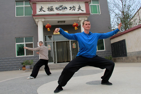 Foreigners on tai chi vacations in China