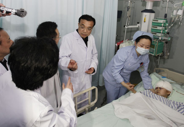 Premier visits quake-affected in hospital