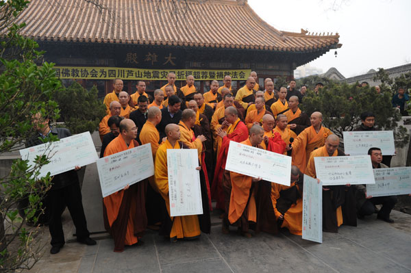 Beijing Buddhists pray for quake zone